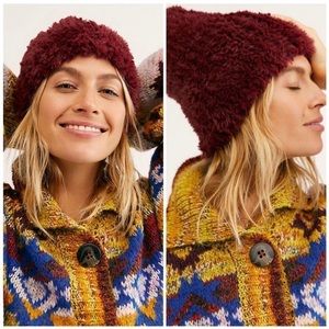NIP Free People Head In the Clouds Beanie in Wine OS